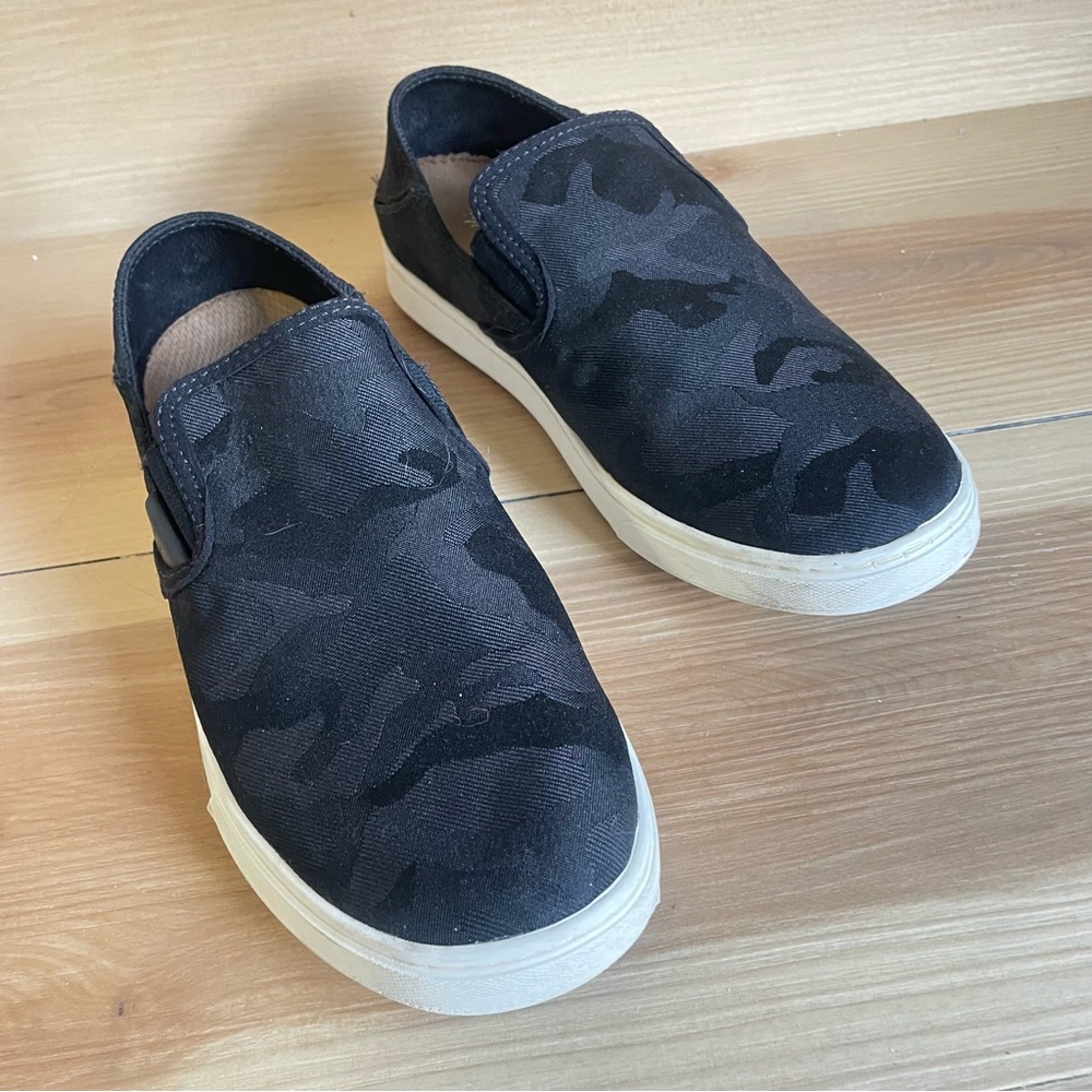 OluKai Women’s Pehuea Pa‘i Slip-On Sneakers Black Camouflage Casual Shoes Size 6